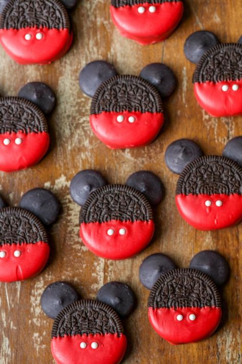 Mickey Mouse OREOS - a simple, cute and tasty treat made with Oreos, candy melts and sprinkles. Great for parties or just for fun! Mickey Mouse Oreos, Mickey Mouse Desserts, Mickey Mouse Treats, Mickey Birthday Cakes, Γενέθλια Mickey Mouse, Mickey Mouse Birthday Theme, Mouse Cookies, Mickey Mouse Birthday Decorations, Mickey First Birthday