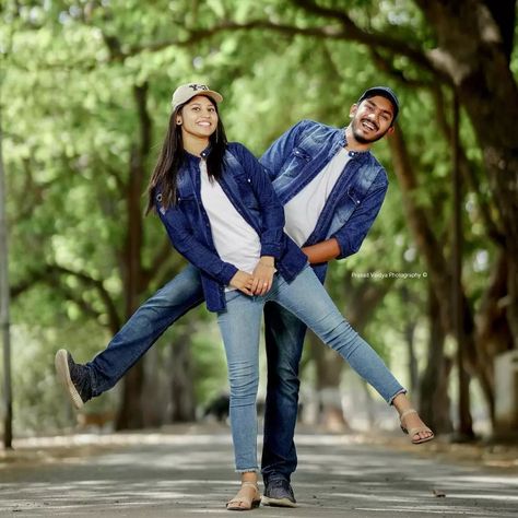 Pics Ideas For Couples, Photoshoot Idea For Couples, Pre Wedding Shoot Poses Bride Groom, Photo Shoot Dresses For Couples, Couple Poses Ideas Photoshoot, Beach Photoshoot Ideas For Couples, Photo Pose For Couples, Couple Wedding Poses Photography, Priweding Photos Outdoor