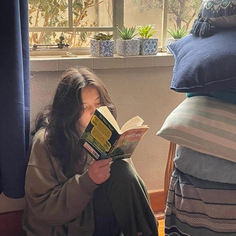 Woman Reading Aesthetic, People Reading Books Aesthetic, Romanticizing School Aesthetic Pictures, Bookstore Girl Aesthetic, Reading Girl Aesthetic, Girl Reading Aesthetic, Bookcore Aesthetic, Victoria Core, Lev Livet