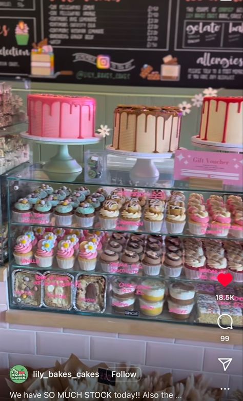 Essen, Small Bakery Interior, Cake Shop Interior, Cake Shop Design, Bakery Shop Interior, Home Bakery Business, Bakery Shop Design, Bakery Store, Cute Bakery