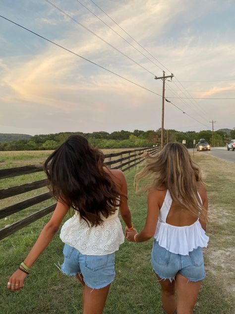 Cowgirl Inspo Pics, Cowgirl Pics Aesthetic, Insta Inspo With Friends, Sunset Photo Shoot Ideas, Coastal Cowgirl Outfit Ideas, Friend Photos To Recreate, Coastal Cowgirl Aesthetic Pictures, Best Friend Pictures Photo Shoots Summer, College Pictures Friends