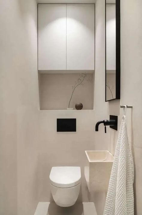 Bathroom With Black Fixtures, Small Beige Bathroom Ideas, White And Beige Bathroom, Narrow Toilet, Micro Bathroom, All Black Bathroom, Norwegian Interior, Small Guest Bathroom Ideas, Dark Wood Kitchen