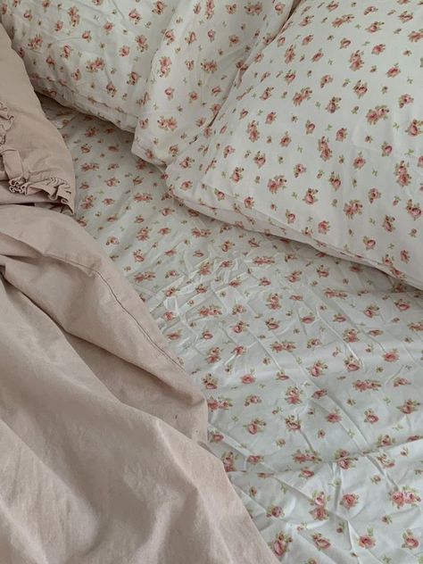 Aphrodite Bedroom Aesthetic, Flower Sheets Aesthetic, Chambre Inspo, Microfiber Bed Sheets, Bed Design Modern, Floral Bedding, Pretty Room, Dreamy Room, Bedroom Aesthetic