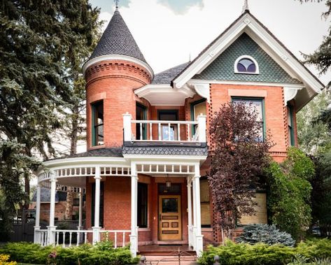 Victorian Homes - Queen Anne House Style Victorian Architecture, Queen Anne Victorian House, Edwardian Architecture, Queen Anne House, Victorian Style Homes, Victorian Buildings, Edwardian House, Bob Vila, Spanish Style Homes