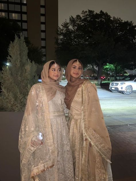 Eid Outfits Hijab, Eid Celebration Ideas, Eid Outfits For Teens, Eid Gift Ideas, Celebration Photography, Eid Abaya, Mode Abayas, Pengantin India, Estilo Hijab