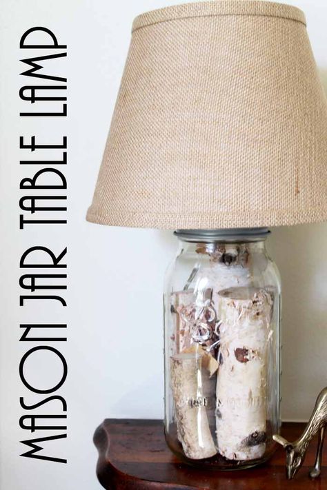 Mason jar table lamp - you can make your own version in just minutes! Upcycling, Mason Jar Projects, Farmhouse Table Lamps, Jar Table Lamp, Farmhouse Lamps, Country Chic Cottage, Mason Jar Crafts Diy, Mason Jar Lighting, Jar Diy