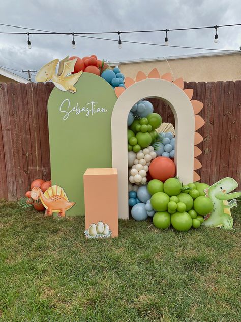 The cutest little details. Follow us for more INSTAGRAM @cgeventts Dinosaur Theme Birthday Decor, Dinosaur First Birthday Party Decorations, Dinosaur Garland Balloon, Dino Theme Party Decor, Dino Party Backdrop, Dinosaur Party Backdrop Ideas, 1st Birthday Party Dinosaur Theme, Trex Party Ideas, Dino Balloon Arch