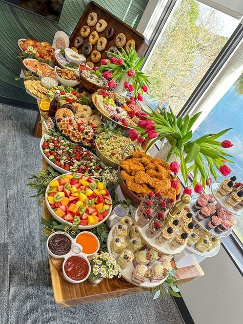 Gallery Wedding Food Table, Breakfast Catering, Party Food Buffet, Charcuterie Inspiration, Grazing Table, Brunch Buffet, Catering Ideas, Party Food Platters, Baby Shower Brunch