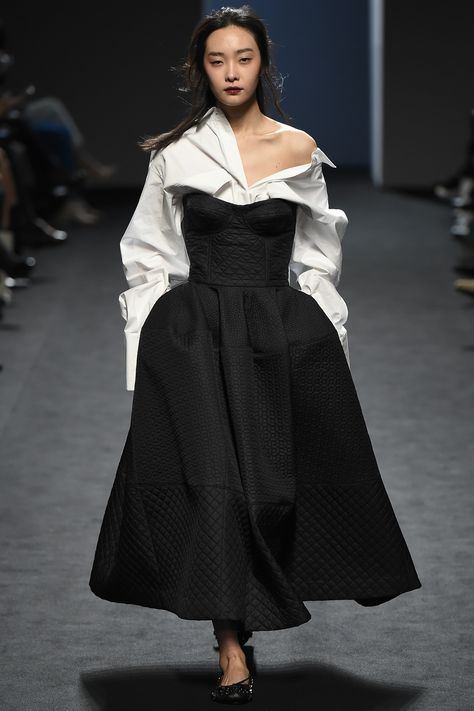 The complete Pushbutton Seoul Fall 2016 fashion show now on Vogue Runway. White Shirts, Ball Skirt, Fall Fashion 2016, Looks Black, 가을 패션, Mode Inspo, 2016 Fashion, Mode Inspiration, Fall 2016