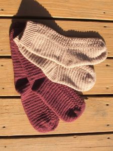 top down crochet socks - free pattern Crochet Socks Free Pattern Easy, Crochet Socks Free Pattern, Crocheted Socks, Crochet Socks Pattern, Crochet Patron, Crochet Boots, Cozy Crochet, Crochet Gratis, Crochet Socks