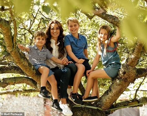 Prince William and Kate Middleton share family pic with George, Charlotte and Louis for Mother's Day | Daily Mail Online Principe William Y Kate, Düşes Kate, Princesa Charlotte, Prince William Et Kate, William E Kate, Carole Middleton, Prins William, Princesa Kate Middleton, Prinz William