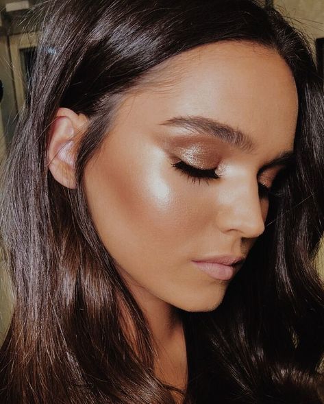 bronze metallic eye shadow #beauty Wedding Hairstyles And Makeup, Bright Makeup Looks Natural, Glowy Wet Makeup Look, Bronzed Makeup Look Wedding, Fresh Bridal Makeup Green Eyes, Glory Makeup, Music Video Makeup, Brown Smokey Eye, Alat Makeup