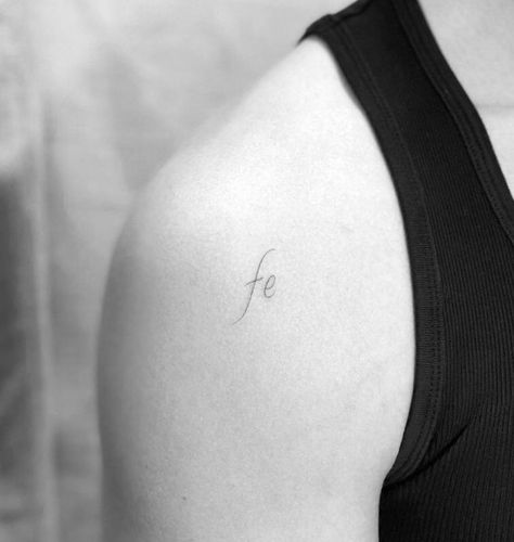 Shawn has a tatto on his shoulder that says fe which means Faith in portuguese Small Portuguese Tattoos, Tattoos In Portuguese, Portuguese Tattoos, Portuguese Tattoo Ideas, Shawn Mendes Tattoo, Fe Tattoo, Portuguese Tattoo, Shawn Mendes Tattoos, Turtle Tattoo