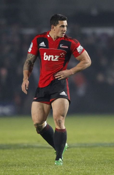 MALE ATHLETES: Beefy Rugby Player on the Field Rugby Player, Sonny Bill Williams, Hot Rugby Players, Rugby Sport, Soft Ball, Rugby Men, Soccer Guys, Rugby Players, Athletic Men