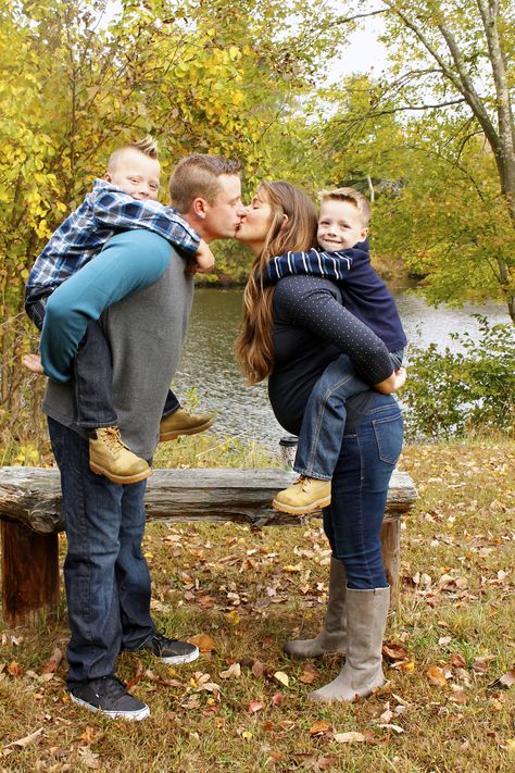 Fall Family Pictures - Poses Large Family Poses, Family Fall Picture Poses, Cute Family Pictures, Large Family Photos, Cute Family Photos, Family Photoshoot Poses, Fall Family Portraits, Family Portrait Poses, Family Picture Poses