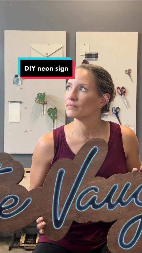 Wood Sign With Lights, Wooden Neon Sign, Diy Neon Light Sign Wedding, Wood Neon Sign, Custom Neon Sign Ideas, Diy Wedding Name Sign, Diy Name Light Sign, Diy Light Sign Words, Make Your Own Neon Sign