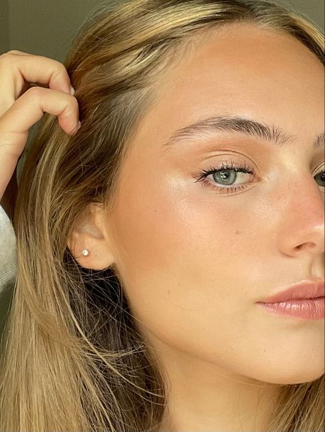 Light Makeup Looks Freckles, Extremely Simple Makeup, Light Glowy Makeup Prom, Very Simple Natural Makeup, Dewey Light Makeup, Kaitlyn Bell Makeup, Very Light Natural Makeup, Natural Bronze Makeup Look, Light Bronze Makeup Natural Looks