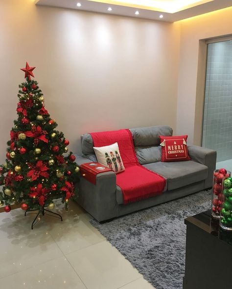 Clique e confira 130 decorações de natal lindas e estilosas para você fazer na sua casa!  #natal #decoracao #christmas Dark Grey Couch Christmas Decor, Red And Gold Christmas Tree, Christmas Scented Candles, Diy Christmas Decorations For Home, Red Christmas Decor, Plaid Christmas Decor, Casa Country, Christmas Tree Decorations Diy, Gold Christmas Decorations