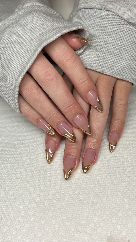 Chrome gold nails Gold Nail, Gold Tip Nails, Gold Chrome Nails, Crome Nails, Chrome Nails Designs, Smink Inspiration, Drip Nails, Makijaż Smokey Eye, Classy Acrylic Nails