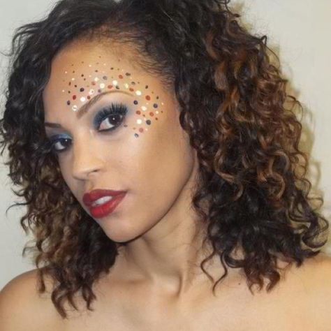 Happy 4th of July makeup shoot School Spirit Makeup Ideas, School Face Paint Spirit, Cheerleader Face Paint Ideas, Game Day Makeup Football, Simple Fourth Of July Makeup, School Spirit Makeup, Cheer Face Paint Ideas, Football Makeup Ideas, Cheerleader Face Paint