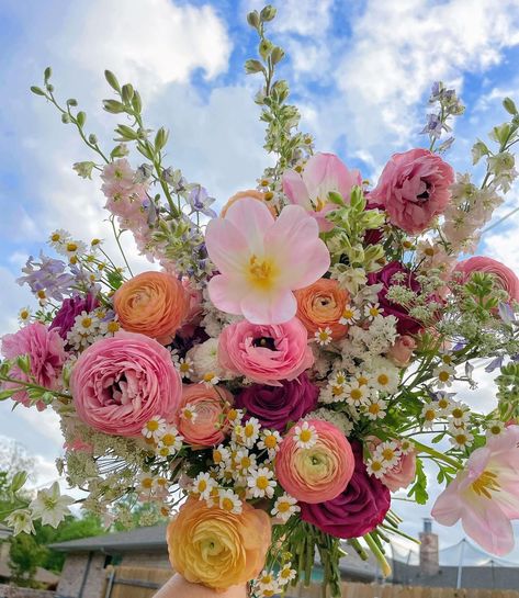 Just some blooms 😚💗🌸🌿 #flowers #flores #bouquet #cottagecore #fairycore #floraldesign #floristry | Instagram Whimsical Flower Bouquet Wedding, Bouquet Cottagecore, Macbook Wallpaper High Quality, Lock Screen Wallpaper Aesthetic, Screen Wallpaper Aesthetic, Aesthetic Phone Background, Prom Flowers Bouquet, Summer Flower Bouquet, Wallpaper Aesthetic Phone