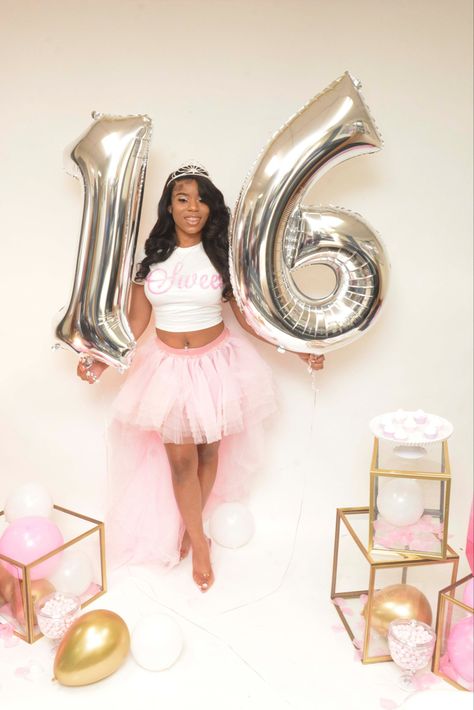 Rose Gold Sweet 16 Photo Shoot, Birthday Shoot Ideas Black, Pink Sweet 16 Photoshoot, 16th Birthday Outfit Ideas Sweet Sixteen, Sweet 16 Looks, 16th Bday Outfit Ideas, 16th Birthday Outfit Ideas, Sweet 16 Outfit Ideas, Birthday Photoshoot Dress