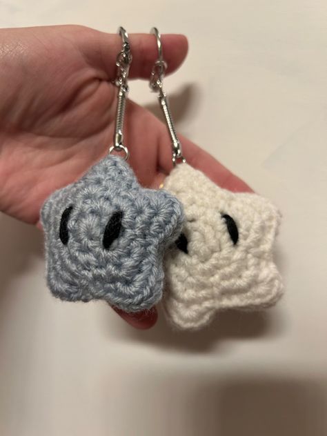 Amigurumi Patterns, Crochet For Besties, Cute Matching Crochet Keychain, Crochet Easy Keychain, Crochet Small Keychain, Crochette Ideas, Small Crochet Keychain, Mario Star, Blouse Crochet