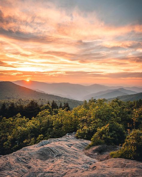 The Golden Hour glow in the NC Mountains is breathtaking.😍 🌄 ⛰️ Check out our 'Top 8 Golden Hour Spots' on our website. 📷 @kimieyates Sunset From Mountain, Golden Hour Mountains, Mountain Sunrise Aesthetic, Golden Hour Landscape, Golden Hour Sky, Morning Intentions, Golden Hour Aesthetic, Golden Hour Sunset, Mountain Vibes