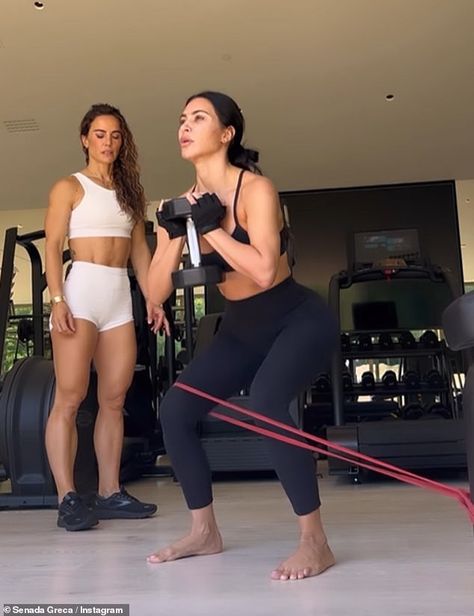 Personal Trainer Aesthetic Girl, Kim Kardashian Gym, Personal Trainer Aesthetic, Kardashian Workout, Exercise Schedule, Gym Personal Trainer, Kim Kadarshian, Personal Fitness Trainer, Workout Inspo