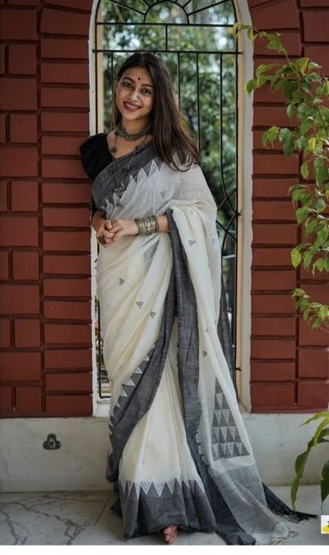 Dhakai Jamdani Saree, Khadi Saree, Handloom Weaving, Cotton Saree Designs, Party Sarees, Indian Silk Sarees, Jamdani Saree, Party Kleidung, Silk Cotton Sarees