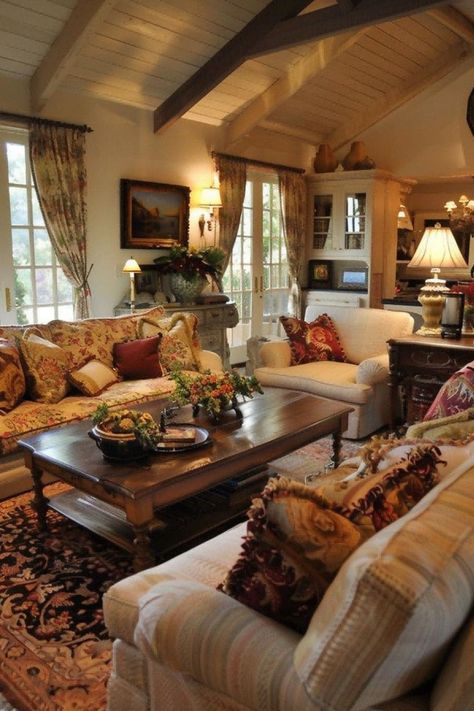 50 Living Room Decor Ideas to Elevate Your Home's Comfort and Style Antique Style Living Room Vintage, Tuscan Farmhouse Decor Living Room, Comfortable Traditional Living Room, Cozy Suburban Living Room, Vintage Living Room Decor Antique, Comfortable Family Room Ideas, Vintage Sitting Room Ideas, Traditional Living Room Layout, Soulful Home