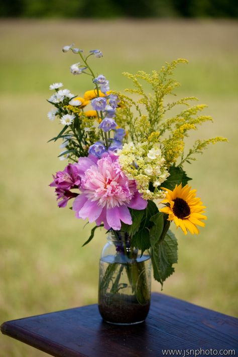 Canning Jar Flower Arrangements, Wild Flowers In Mason Jars, Glass Jar Flower Arrangements, Small Wildflower Arrangements, Diy Wildflower Centerpieces, Wildflower Centerpieces Mason Jars, Small Jar Flower Arrangements, Small Fresh Flower Arrangements, Mason Jar Arrangements Floral