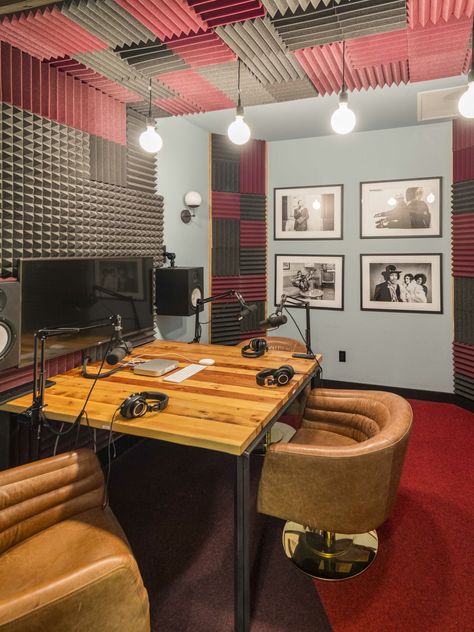 Pod Cast Room, Small Podcast Studio Design Ideas, Podcast Office Setup, Studio Apartments Decorating, Podcast Room Ideas At Home, Podcast Lounge, Small Podcast Room Ideas, Decorating Studio Apartments, Podcaster Aesthetic