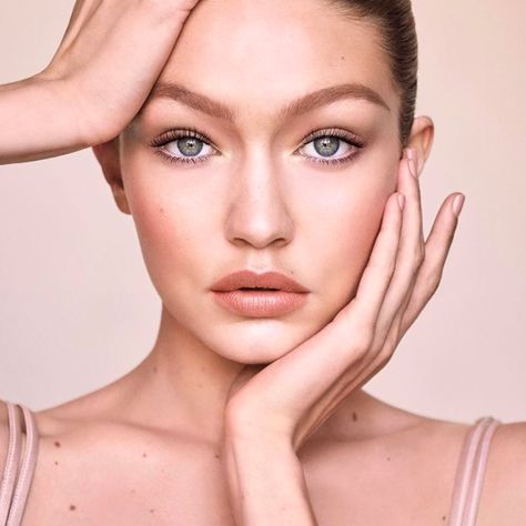 Get #GigiHadid's makeup look #makeuphacks #celebrities #celebritybeauty #celebritymakeup Gigi Hadid Maybelline, Gigi Hadid Makeup, Beauty Fotografie, Makeup Masterclass, Best Drugstore Foundation, Drugstore Foundation, Beauty Photoshoot, Glam Look, Natural Glam