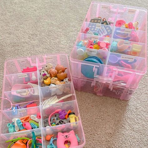 8 Barbie Storage Ideas You and Your Kids Will Love Organisation, Diy Doll Storage, Barbie Storage Ideas, Playroom Toy Storage Ideas, Doll Clothes Storage Ideas, Girl Toy Storage, Barbie Storage, Barbie Organization, Toddler Room Organization