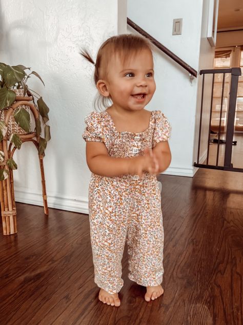 Baby girl with tiny pigtails and big smile on her face! Adorable baby girl outfit One Year Old Outfits Girl, One Year Old Girl Outfits, One Year Old Outfits, Newborn Summer Outfits, One Year Old Baby Girl, 1 Year Baby, One Year Old Baby, Girls Spring Outfits