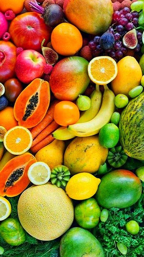 Ombre assortment of delicious fresh fruit. Papayas, apples, oranges, pears, mango, grapes, figs, cantaloupe lemon. kiwi, orange, carrots, beets Fruit Wallpaper Photography, Vegetables Photography, Idee Pasto, Fruit Wallpaper, Fruit Photography, New Fruit, Beautiful Fruits, Fruit Platter, Idee Pasto Sano