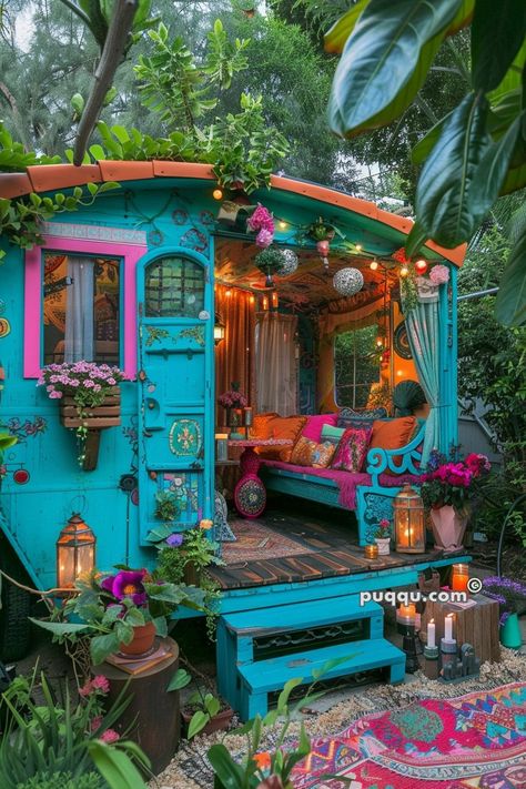 Hippie Garden Decor Ideas for a Boho Outdoor Space - Puqqu Diy Boho Backyard Ideas, Hippie House Exterior, Hippie Backyard, Boho House Exterior, Hippie Chic Decor, Garden Gate Ideas, Outdoor Hangout, Boho Outdoor Space, Wooden Garden Gate