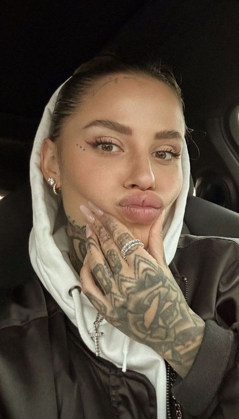 Zoe Cristofoli Above The Eyebrow Tattoo, Hang Tattoos, Face Tats For Women, Tiny Face Tattoo, Cute Face Tattoos For Women, Big Hand Tattoos, Female Face Tattoo, Tatted Women, Woman With Tattoos