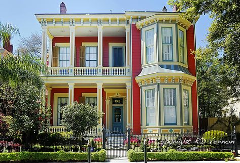 New Orleans Style Homes, New Orleans Garden District, New Orleans Architecture, Nova Orleans, Louisiana Homes, New Orleans Homes, Garden District, Casas Coloniales, Magic Garden