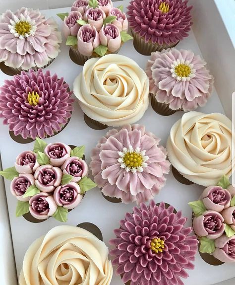 AmourDuCake on Instagram: “YES OR NO?? flowers cupcakes in buttercream 💐🌸💐🌹 by @kerrys_bouqcakes These cupcakes are so amaziiiingand the colors are so beautiful!!…” Flower Cakes, Cupcakes Bonitos, Deco Cupcake, Cupcakes Design, Fest Mad, Torte Cupcake, Buttercream Cupcakes, Floral Cupcakes, Creative Cupcakes