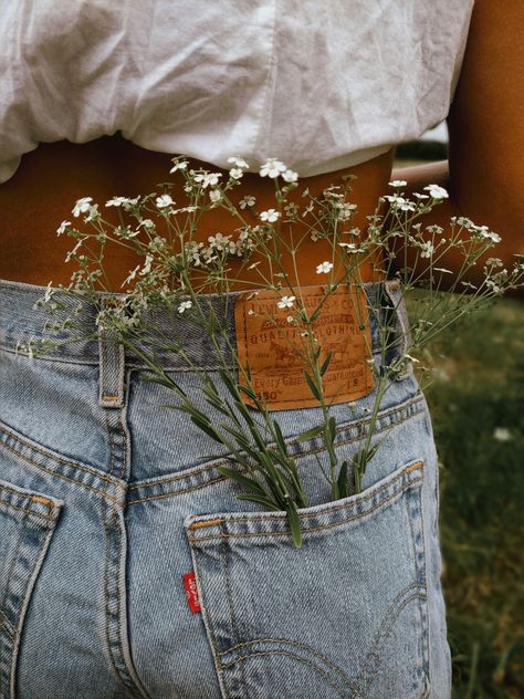 Flowers in Levi jeans warm neutral Vintage Cartoons, Blue Flower Wallpaper, Shotting Photo, 사진 촬영 포즈, Photographie Inspo, Gold Girl, Inspiration Instagram, Feed Instagram, Flowers For You