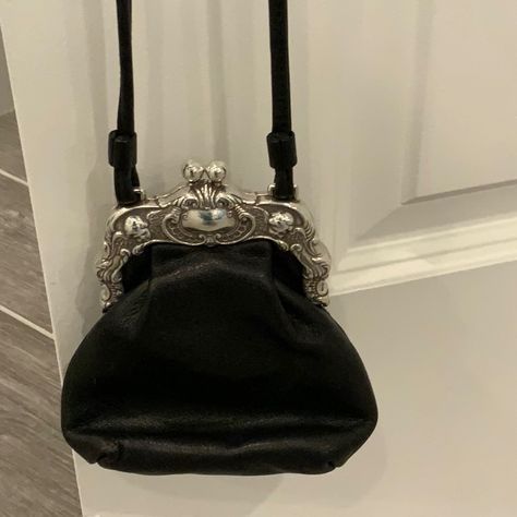 Black Handbag Aesthetic, Black Bag Aesthetic, Slytherin Oc, Prom Purses, Aesthetic Purses, Gothic Purse, Crossbody Clutch Purse, Prom Purse, Accessory Inspo