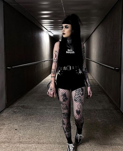 Black Metal Concert Outfit, Goth Concert Outfit Ideas, Evanescence Concert Outfit, Summer Metal Concert Outfit, Metal Head Outfits Girl, Aftershock Festival Outfit, Punk Concert Outfit Summer, Bad Omens Concert Outfit, Casual Goth Outfits Women