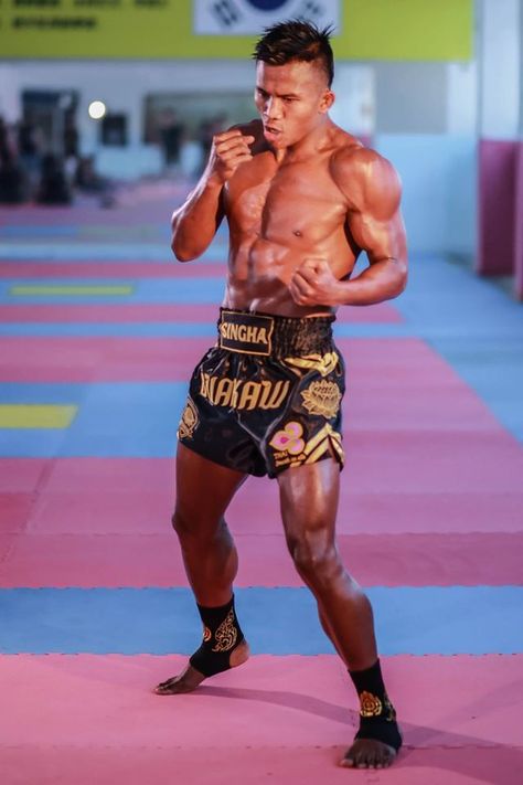 https://www.facebook.com/BanchamekGym Buakaw Banchamek, Boxe Thai, Muay Thai Training, Action Pose Reference, 남자 몸, Combat Sport, Martial Arts Training, Body Reference Poses, Martial Artists