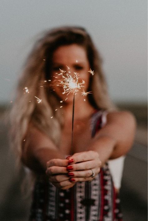 4th Of July Pics, 4th Of July Photography, Sparkler Photography, Fireworks Photo, Ideas For Photography, Street Style Photography, 4th Of July Photos, Photographie Portrait Inspiration, Creative Photoshoot Ideas