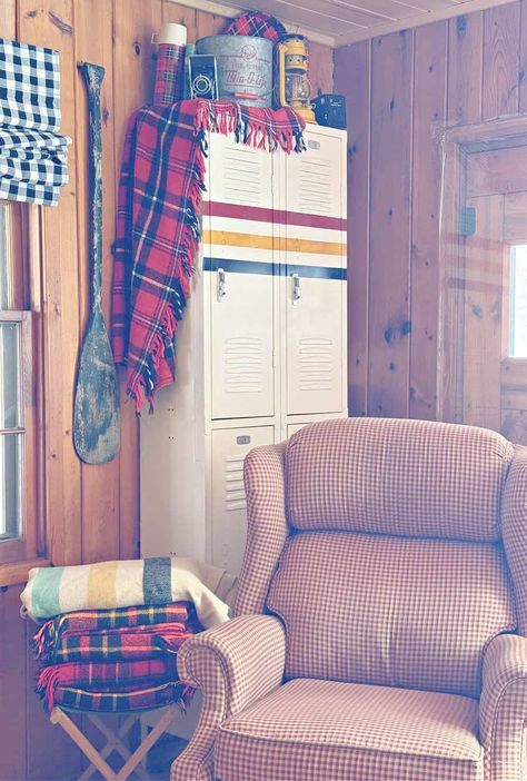 How do I make my cabin look cozy? These vintage cabin decor ideas show you how to use your retro collections as cozy cabin style decor. Plaid thermoses, old skis, thrifted blankets and fishing gear are styled creatively in this northwoods rustic cabin. Get inspired to use your vintage finds as cozy cabin style decor. Fishing Camp Decor, Adirondack Style Interiors, Bunkie Decor, Vintage Camp Decor, Camp Style Decor, Campy Decor, Vintage Camp Style Decor, Cabin Living Room Ideas, Old Cabin Interior