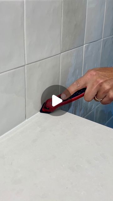 House Repairs Diy, Diy Home Repair Bathroom, Caulking Hacks With Spoon, Caulking Tips Bathroom, Carpentry Hacks, Diy Home Improvement Hacks, Refresh Home, Caulking Tips, Bathroom Repair