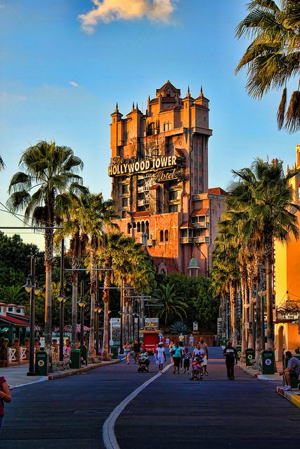 Tower of Terror... All of my cousins loved this ride when we all went to Disney. I hated it!!! Disney World Fotos, Disneysea Tokyo, Disney Hollywood Studios, Disney Parque, Hollywood Tower, Foto Disney, Disney World Pictures, Disney Attractions, Fotografi Kota