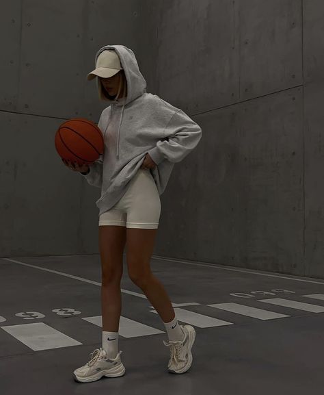 Sports Look Women, Sports Style Outfits, Sport Girls Style, Sport Outfit Photoshoot, Sporty Clothes Aesthetic, Summer Gym Fits, Sport Look Women Outfits, Sport Summer Outfits, Sport Aesthetic Outfit
